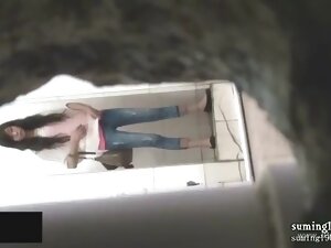 chinese girls go to toilet.15